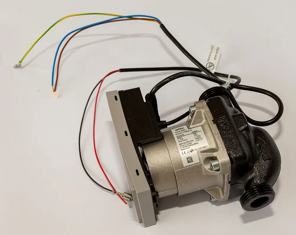 Schwarze Pumpe mit metallicfarbenem Gehäuse und mehreren Anschlusskabeln. Produkt erkennbare Marke: Daikin.
